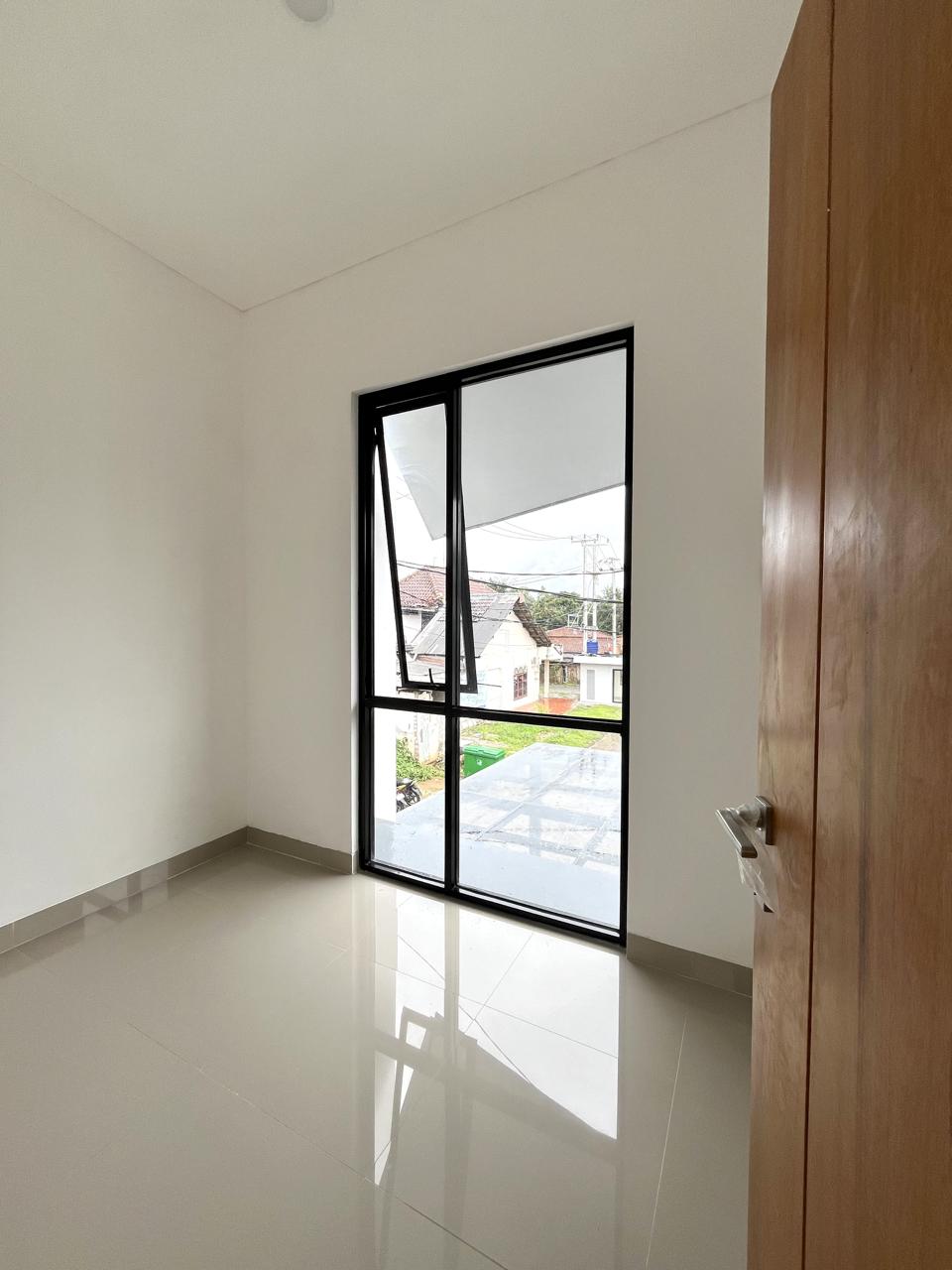 Rumah modern tropical Hegarmanah Habitat dengan ventilasi alami