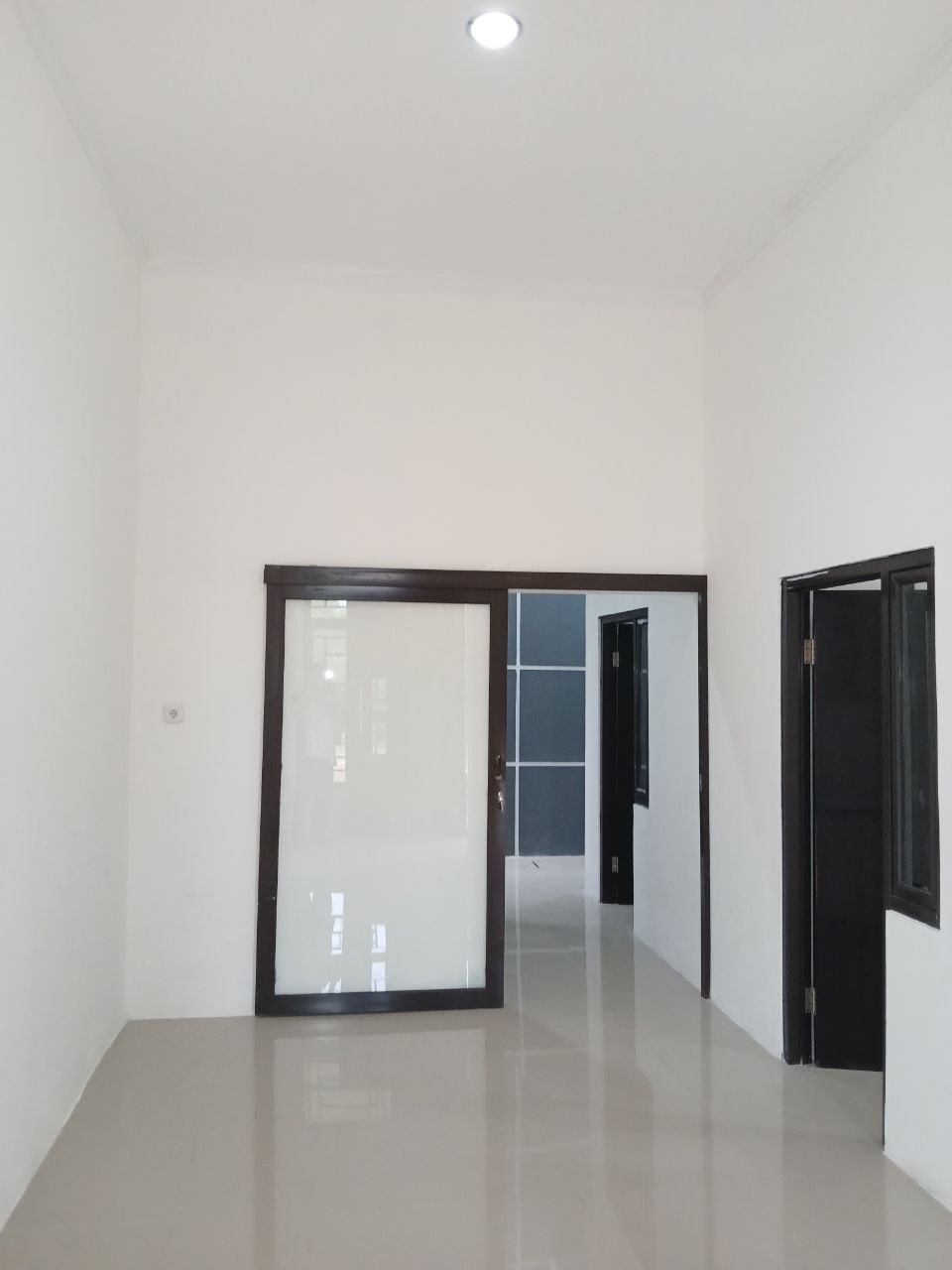 Interior ruang tamu rumah di Pamulang Premiere