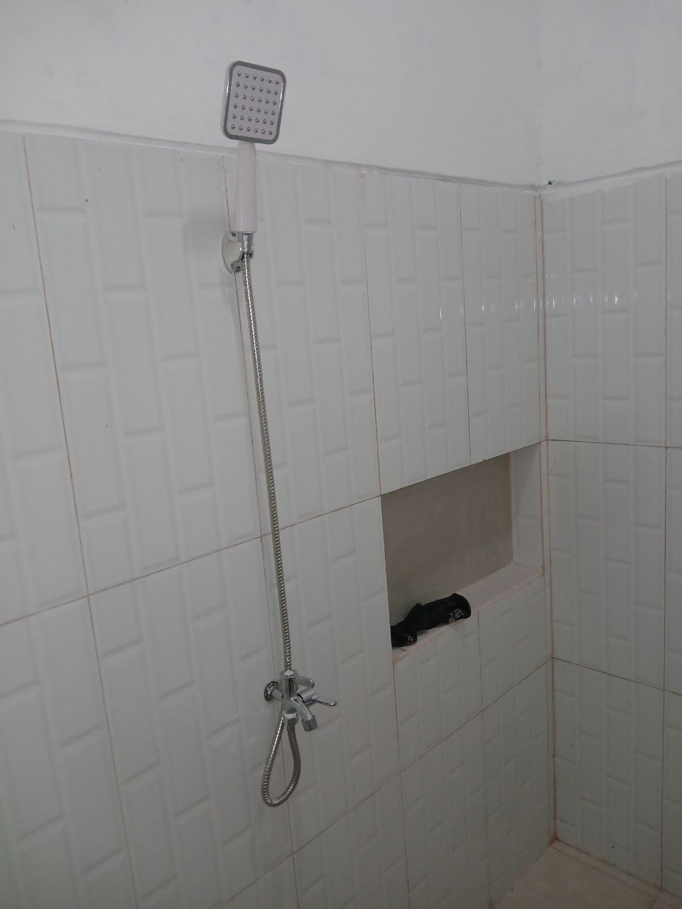 Perumahan Syariah Tangerang Selatan: Pamulang Premiere di Pamulang Barat 148 Detail shower di kamar mandi Pamulang Premiere